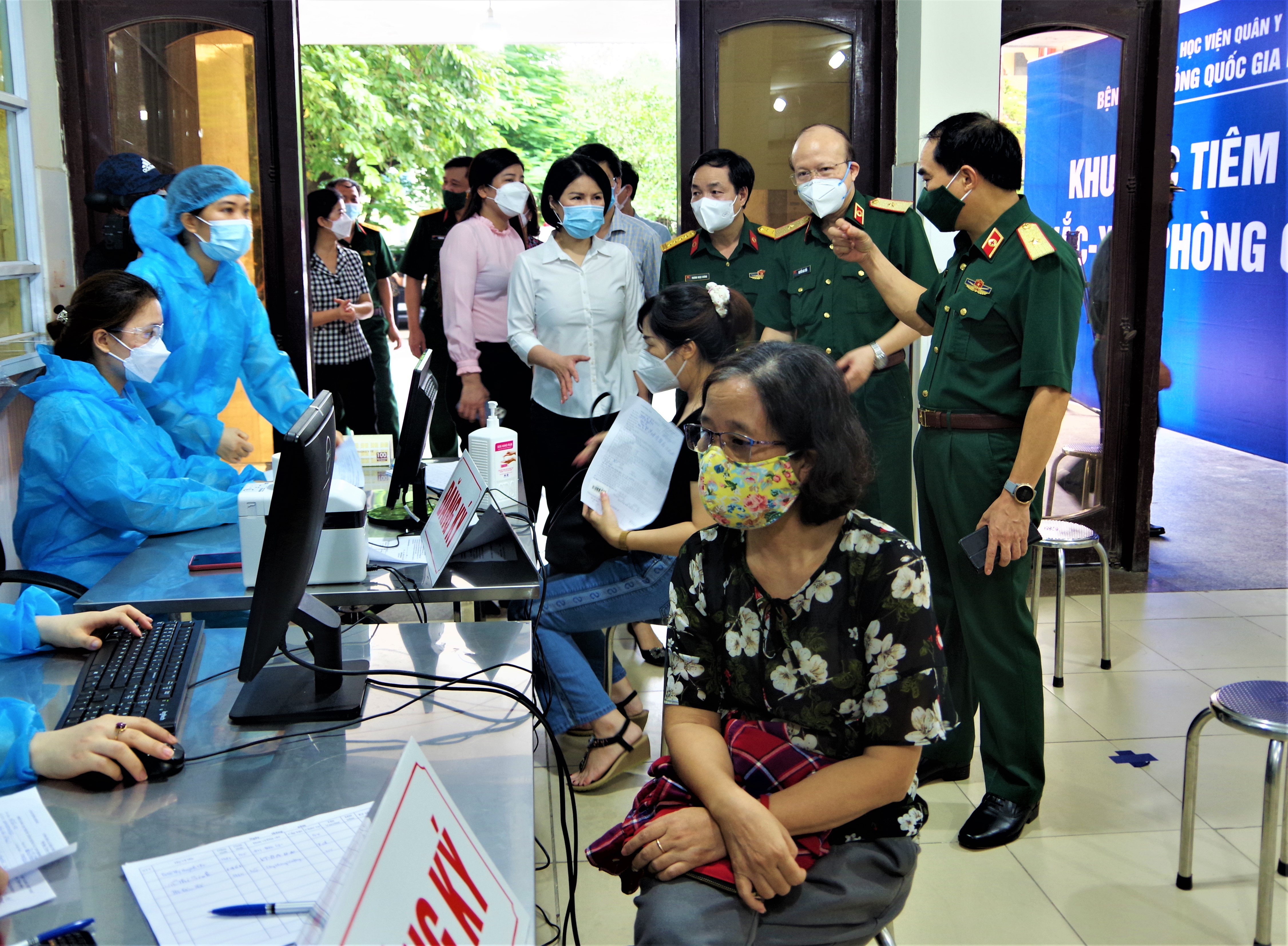 Bệnh viện Bỏng quốc gia Lê Hữu Trác tiêm chủng vaccine phòng Covid-19 cho người dân trên địa bàn